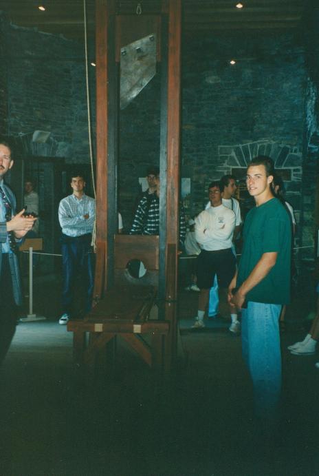 S_00300-Guillotine.jpg