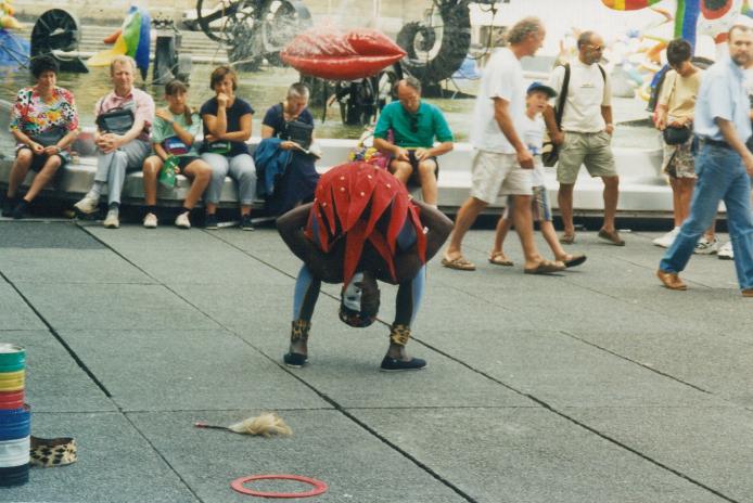 S_06000-ParisStreetShow.jpg